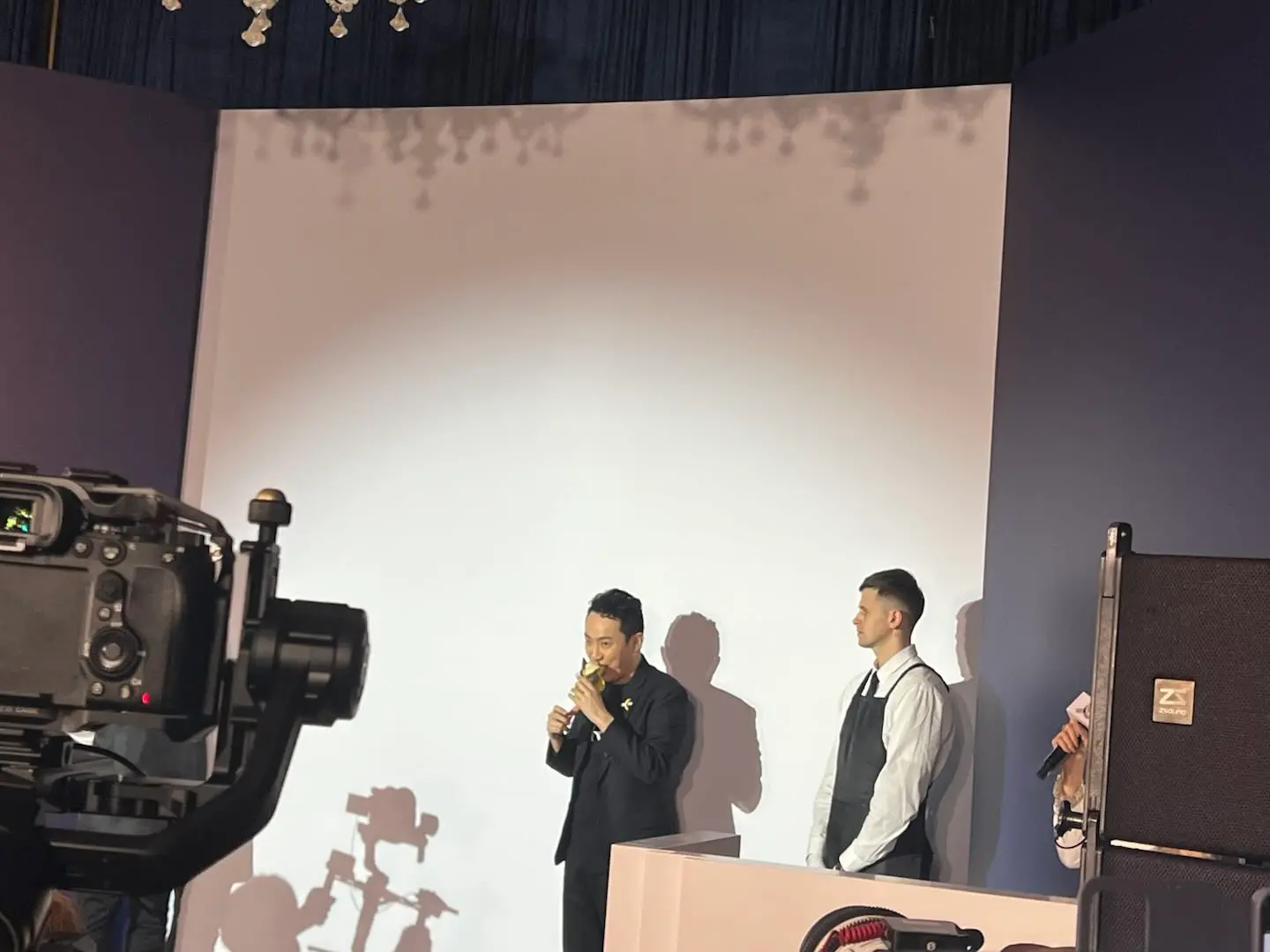 孙宇晨于香港活动现场吃掉价值 620 万美元的香蕉艺术品