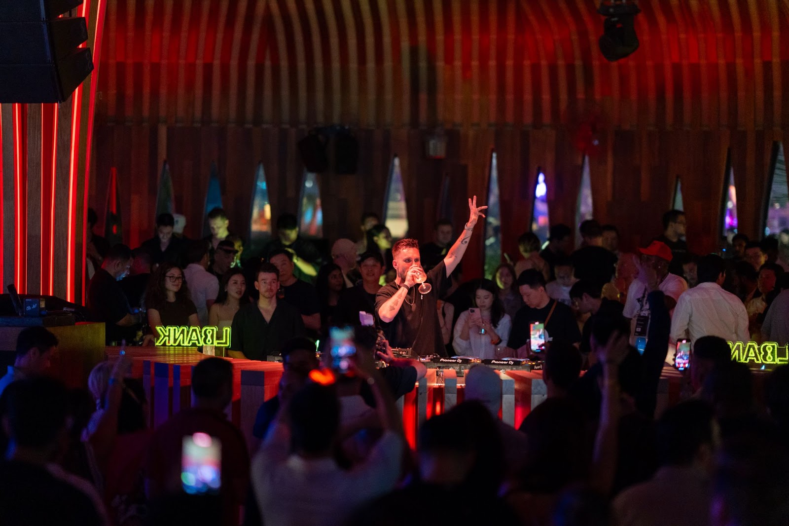 1001 Crypto Nights：当 Dubai 的沙滩遇上最真实的 Web3 共鸣 从会场走进沙滩，进入另一个平行的 Web3 世界