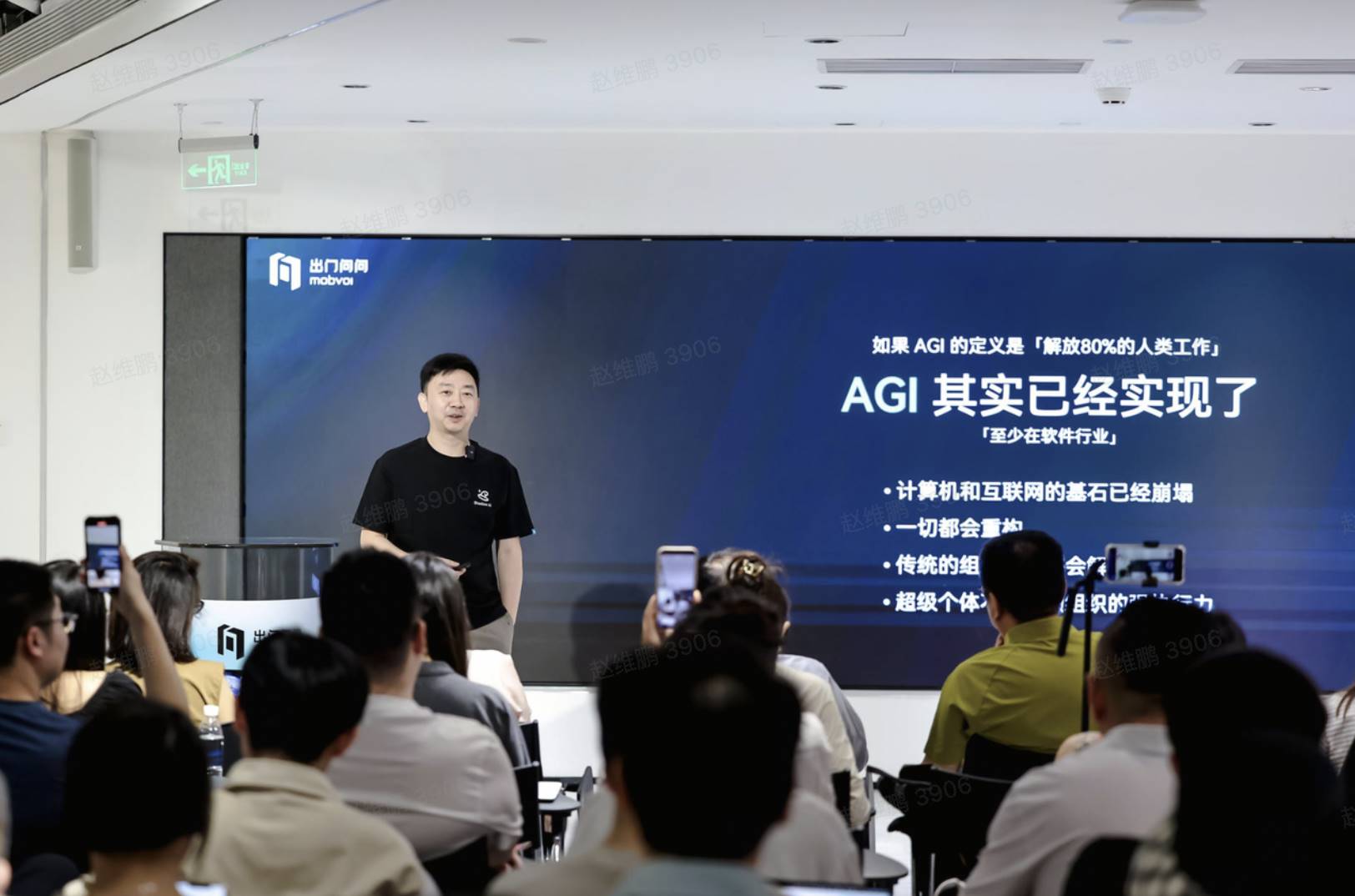 李志飞的 AI 实验：1 个人，2 天做出 AI 时代的「飞书」，重拾 AGI 信仰